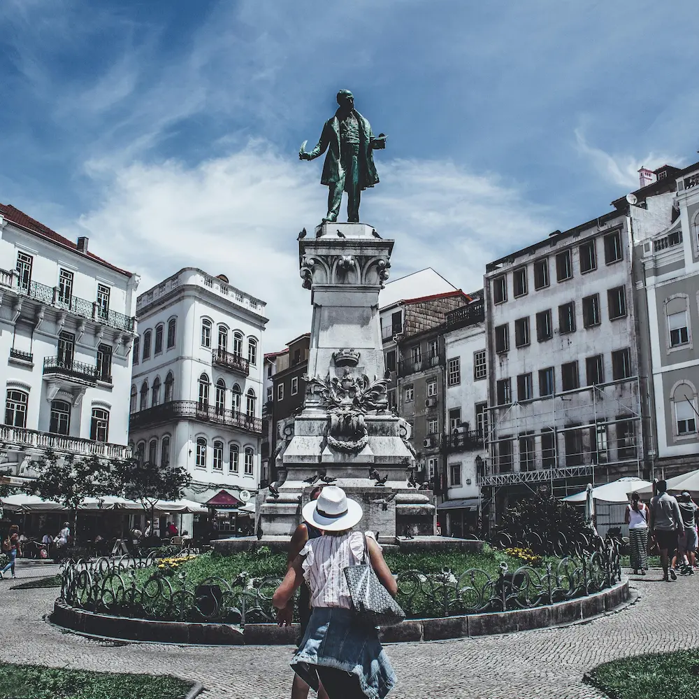 Azulejos, elétrico e colinas portuguesas em composição turística