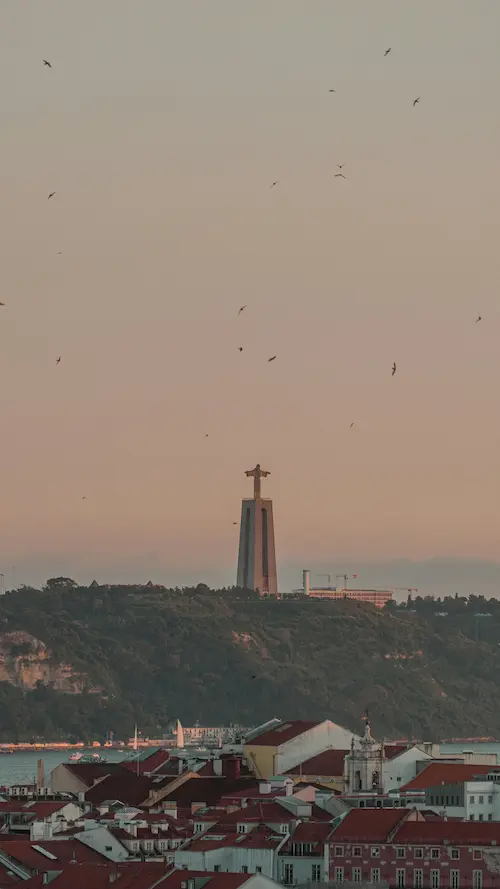 Ruas antigas de Lisboa com azulejos e luz dourada